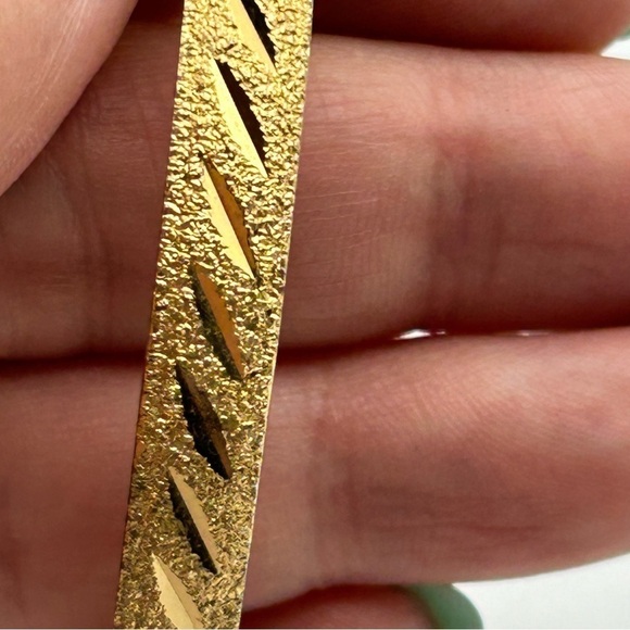 Vintage Monet Gold Tone Textured Etched Engraved Slim Bangle Size Large 8.25" - Picture 6 of 11